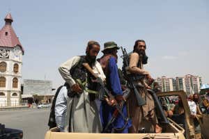 Crédito obligatorio: Foto de NEW CHINA / SIPA / Shutterstock (12324544h) (210817) - KABUL, 17 de agosto de 2021 (Xinhua) - Combatientes talibanes son vistos en un vehículo militar en Kabul, capital de Afganistán, el 17 de agosto de 2021. Normalidad regresó a la capital de Afganistán, Kabul, cuando los talibanes instaron a los trabajadores del gobierno a regresar a trabajar el martes, dos días después de que el grupo tomó el control de la capital. Al declarar una amnistía general, los talibanes instaron a todos a comenzar la vida cotidiana con confianza. También instó a las mujeres a unirse a su gobierno. El portavoz de los talibanes, Zabihullah Mujahid, tuiteó que la situación en Kabul estaba completamente bajo control y que la ley y el orden habían regresado a la ciudad. Afganistán Kabul Situación de los talibanes - 17 de agosto de 2021