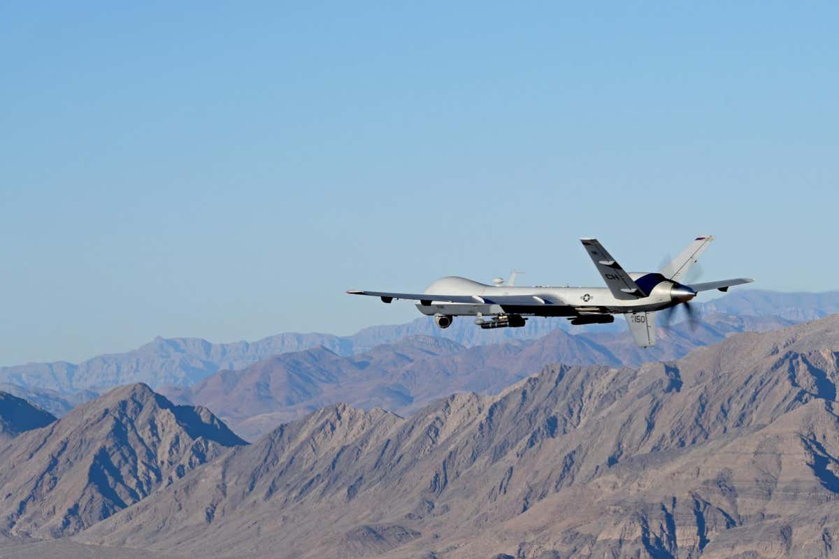 W63DR9 Creech y Nellis Airmen coordinaron juntos un vuelo de entrenamiento en el campo de pruebas y entrenamiento de Nevada, el 15 de julio de 2019. La tripulación del 66º Escuadrón de Rescate realizó ejercicios de entrenamiento y se integró en la tripulación del MQ-9 Reaper para documentar el Reaper en vuelo.  (Foto de la Fuerza Aérea de EE. UU. por el aviador senior Haley Stevens)